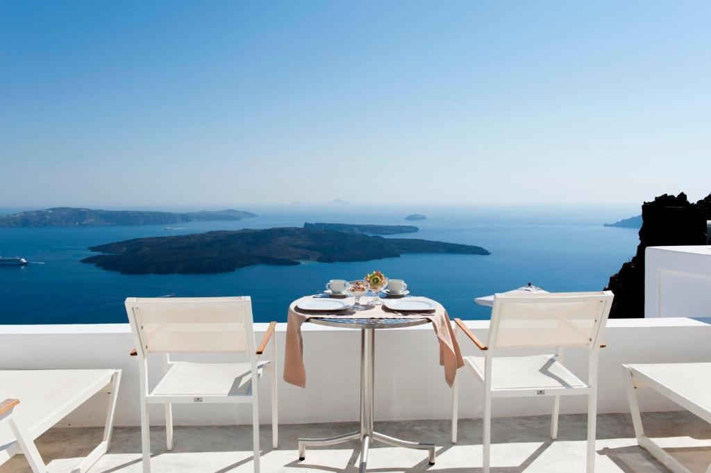 One Bedroom Suite with Caldera and Volcano View